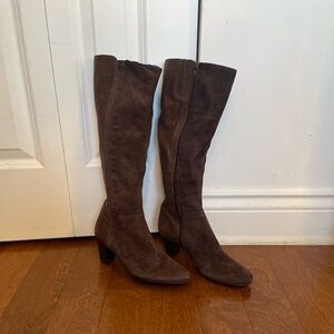 Elegant Brown Knee-High Women's Boots sued and leather
